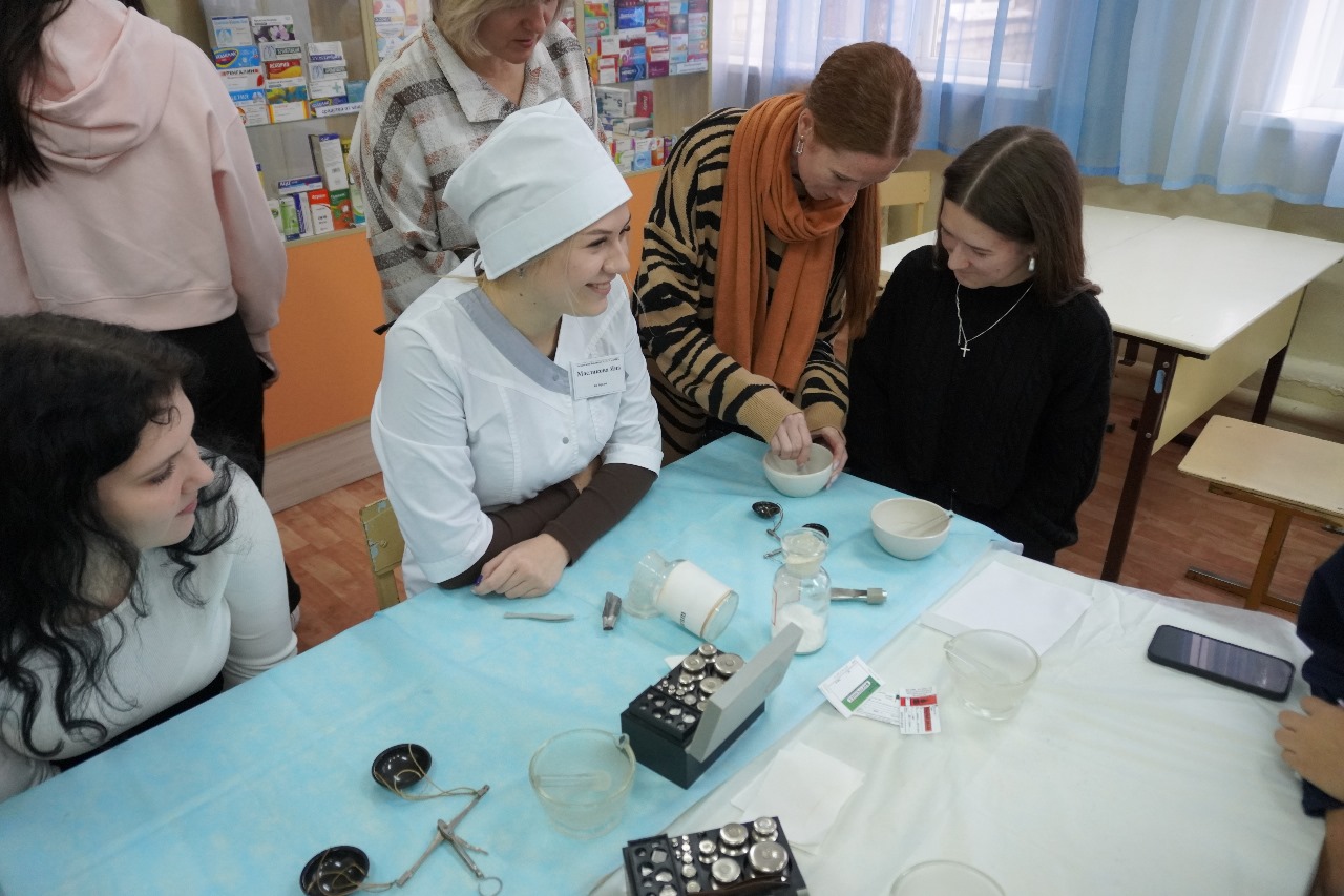 Филиал медколледж. Усманский филиал ГАПОУ ЛМК. Липецкий медколледж логотип. ГАПОУ ООМК.