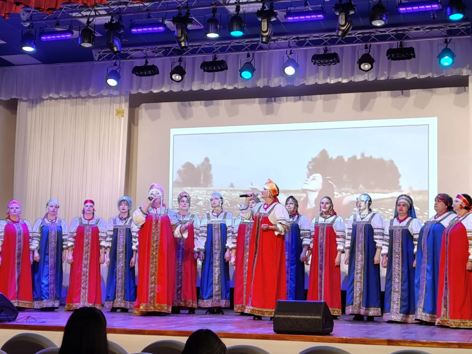 Под девизом «Виват, таланты!» в Усмани состоялся праздник творчества педагогов. Это заголовок